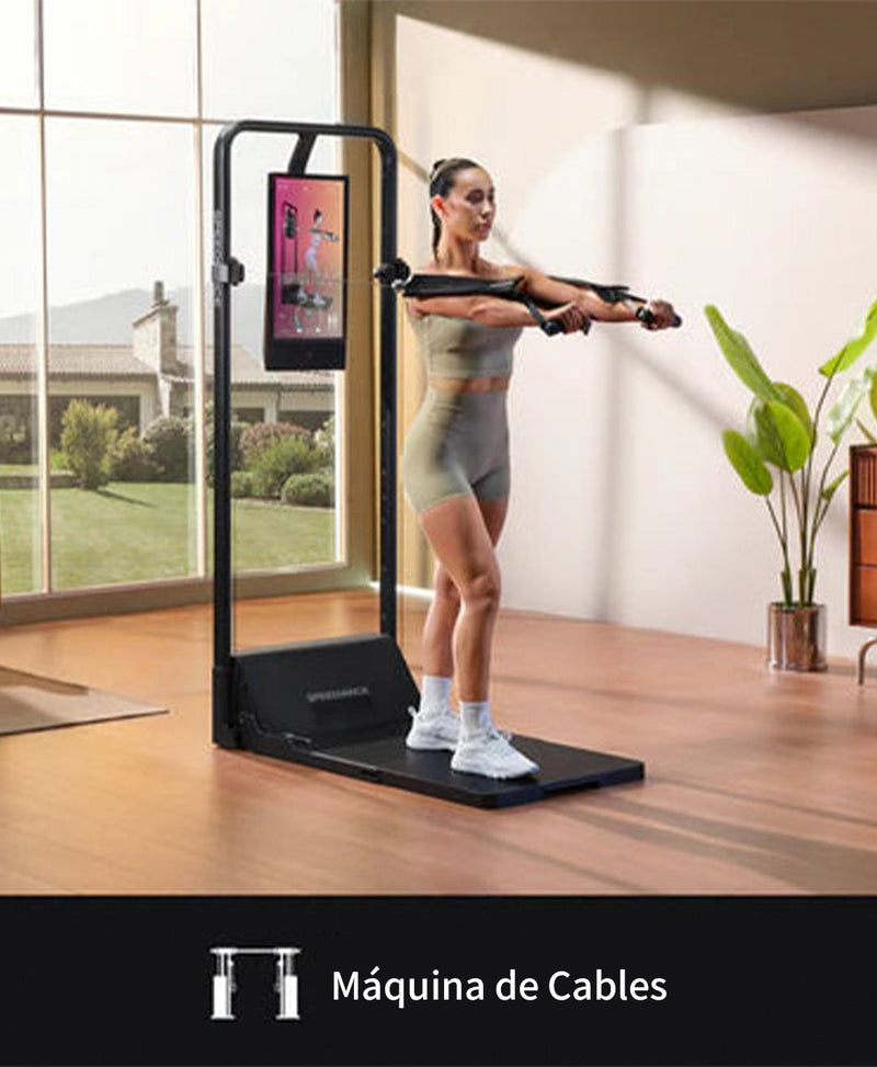 Mujer usando la Gym Monster 2 como máquina de cables