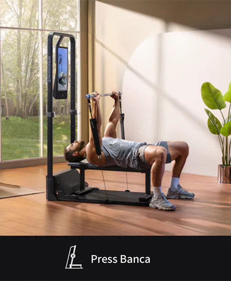 Hombre haciendo press de banca con la Gym Monster 2